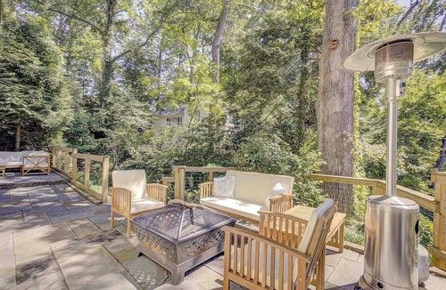 Epping Forest Cottage | NEW LISTING! Waterfront cottage, hot tub, fire pit, gated community, pier, kayak