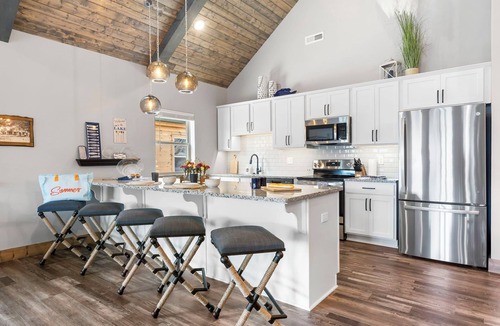 Branson Theater District House | New Log Cabin with Ozark Views, Free Daily Local Attraction Tickets & Community Amenities