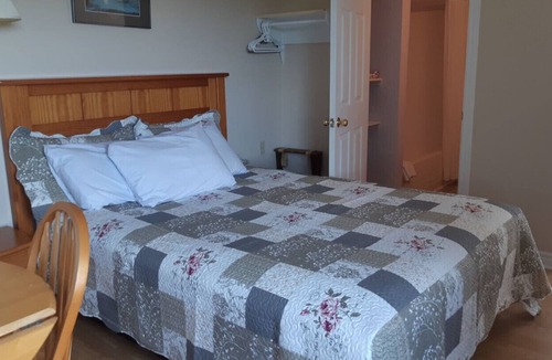 New London House | New London Bay Motel - Apartments and rooms in scenic location - New London Bay Motel Standard Queen Room #10