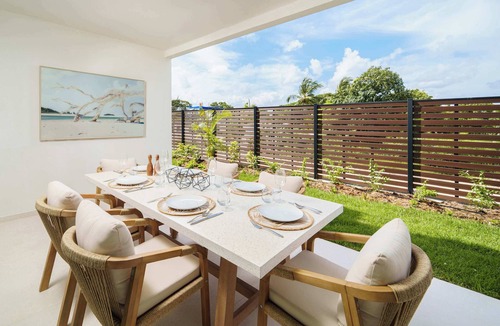 Gibbes Condo | NEW LUX 2BR, Walk to Beach! Sky Pool Deck
