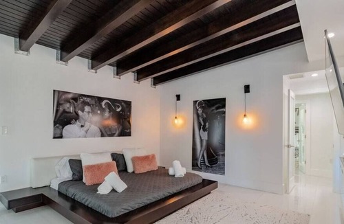 Golden Glades Villa | NEW Luxe Villa | Modern Decoration w/Hot Tub