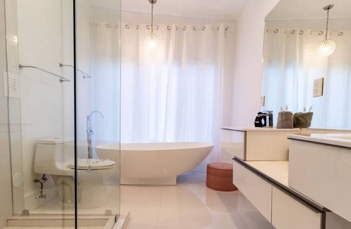 Golden Glades Villa | NEW Luxe Villa | Modern Decoration w/Hot Tub