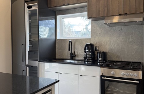 Canmore House | [NEW] Luxury*AC*Private hot tub*Best Mtn view*3BD suites*Walk to DT