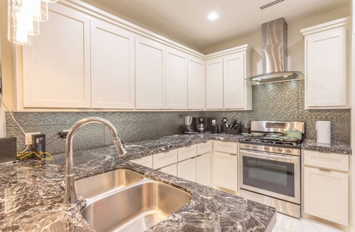 McAllen Villa | 🎄New Luxury Family Friendly Downtown Modern Home🏡