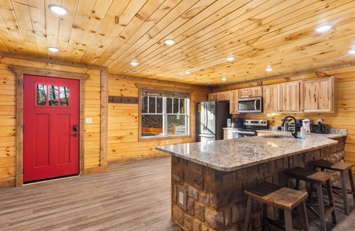 Black Bear Falls Cabin | NEW Luxury GBurg Cabin Private Pool-Theater-Games- Hot Tub