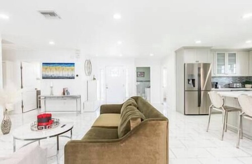 Los Angeles County House | New luxury house. Pool, spa, sauna. EV. Pets