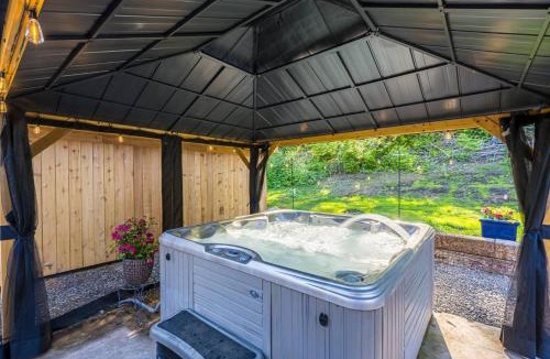 Beaver Apartment | New Luxury Tiny home with Covered hot tub and fire pit
