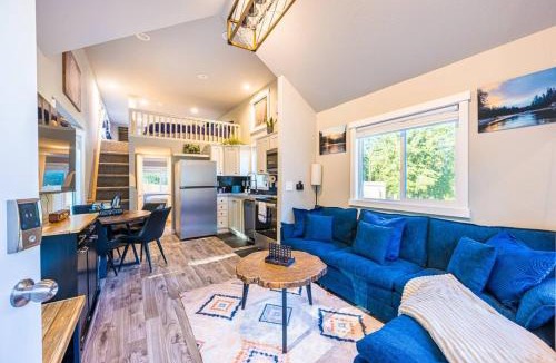 Beaver Apartment | New Luxury Tiny home with Covered hot tub and fire pit