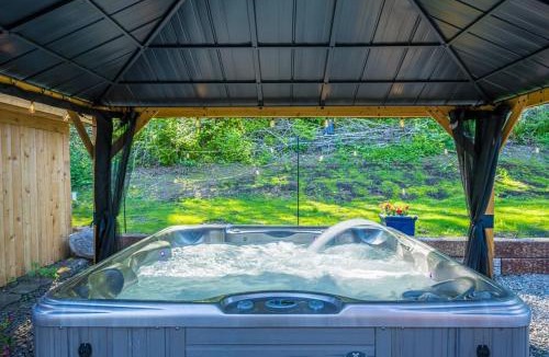 Beaver Apartment | New Luxury Tiny home with Covered hot tub and fire pit