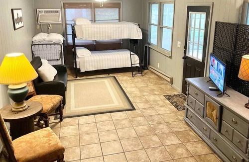 New Madrid House | New Madrid - Marston Homestead. COZY 12 Bed Home.