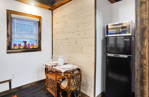 Somerset Apartment | NEW! Mid Century Escape, Columbia House Unit C