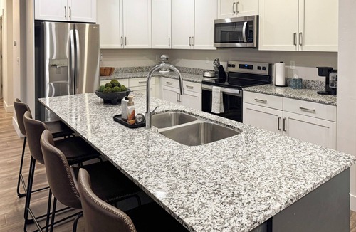 Midway Condo | New Midway Condo on Main St - Mountain views & luxury bedding, e-bikes for rent