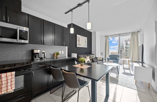 Victoria Park Apartment | NEW! | Mins to Saddledome | AC | UG Prk