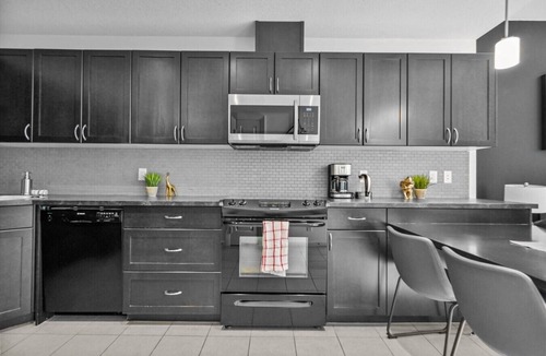 Victoria Park Apartment | NEW! | Mins to Saddledome | AC | UG Prk