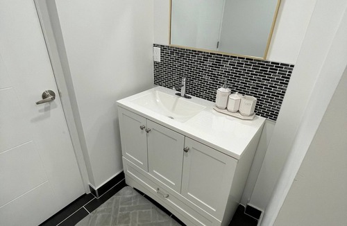 West Edmonton House | New Modern 2 Bed Suite - Steps From West Edm Mall