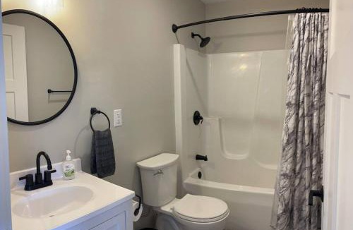 Bangor House | New Modern 3 br 2 bth Walking Trails shopping