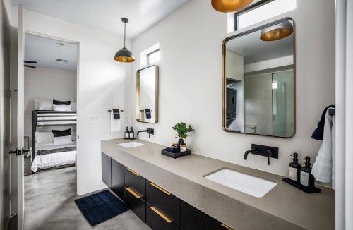 Camelback East House | NEW Modern 3BR & Loft- Heated pool, Near airport
