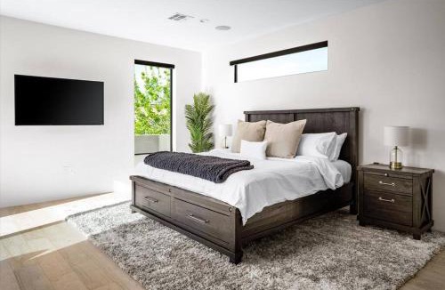 Camelback East House | NEW Modern 3BR & Loft- Heated pool, Near airport