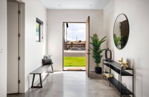 Camelback East House | NEW Modern 3BR & Loft- Heated pool, Near airport