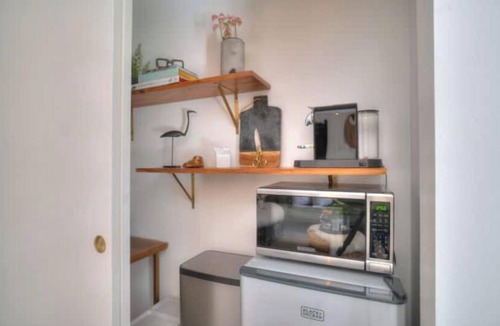 Ravenna House | NEW - modern comfort, remodeled, A/C, free parking