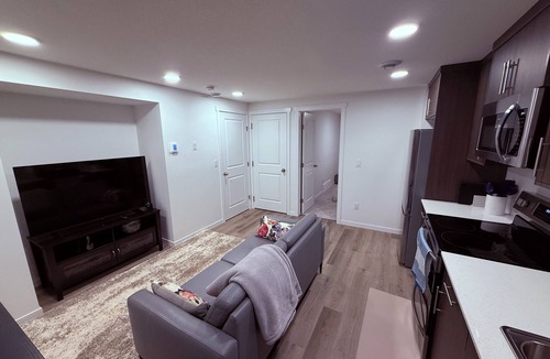 Northwest Edmonton House | New & Modern Cozy Suite with Full Kitchen