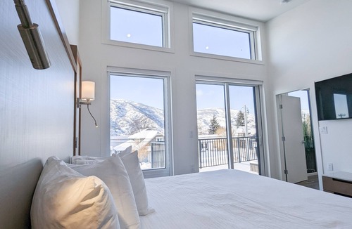 Okanagan-Similkameen House | New Modern Executive Home across from Skaha Lake.