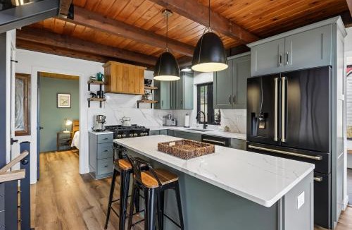 McHenry House | New Modern Lakefront Close to Wisp