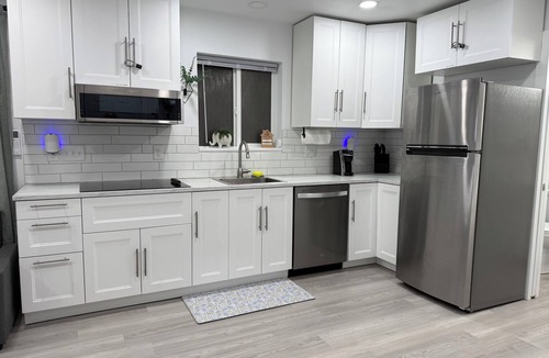 Hillsboro House | New & Modern, Private Fenced & Gated, Pet Friendly