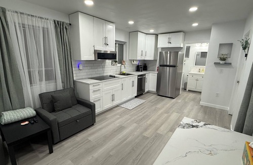 Hillsboro House | New & Modern, Private Fenced & Gated, Pet Friendly