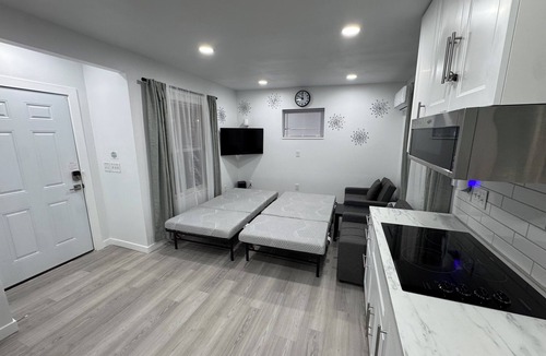 Hillsboro House | New & Modern, Private Fenced & Gated, Pet Friendly