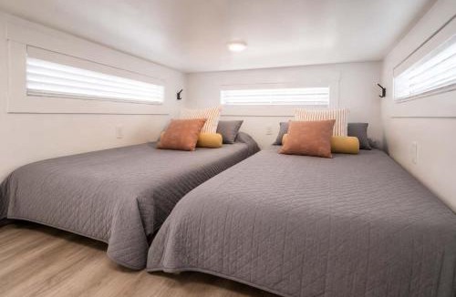 Apple Valley House | New modern & relaxing Tiny House w deck near ZION