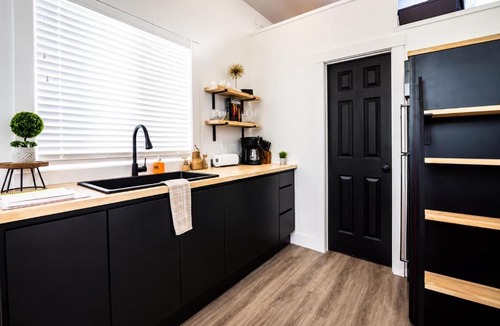 Apple Valley House | New modern & relaxing Tiny House w deck near ZION