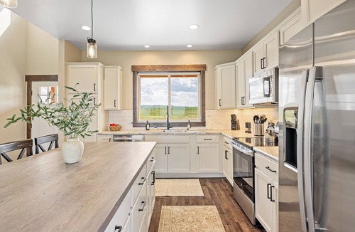 Bozeman Cabin | New! Modern Retreat, Fireplace, Mountain Views, Hike, Fish, Bozeman, Yellowstone