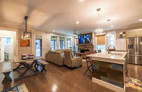 Black Mountain House | New Modern & Rustic Home, Warm, Artsy & Fun Vibe. 2 Min DT. Pet & EV Friendly