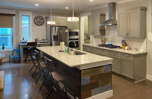 Black Mountain House | New Modern & Rustic Home, Warm, Artsy & Fun Vibe. 2 Min DT. Pet & EV Friendly