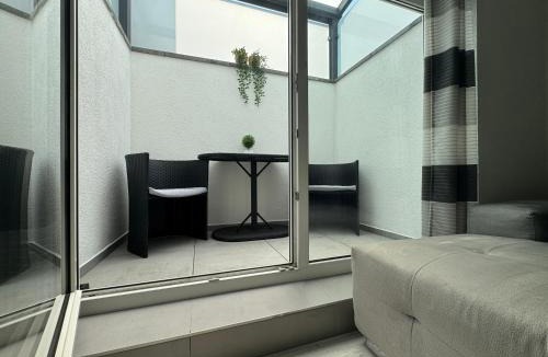 Sandweier Apartment | New Modern SelfCheckin PublicFreeParking HighSpeed Wifi KingSizeBed