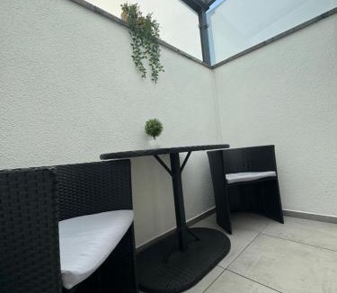 Sandweier Apartment | New Modern SelfCheckin PublicFreeParking HighSpeed Wifi KingSizeBed
