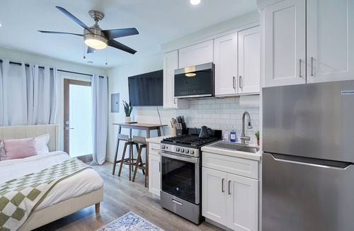 El Segundo Apartment | NEW! Modern Studio w/ Pool 5 mins from LAX & Beach- Monthly Stay Discount