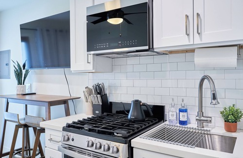 El Segundo Apartment | NEW! Modern Studio w/ Pool 5 mins from LAX & Beach- Monthly Stay Discount