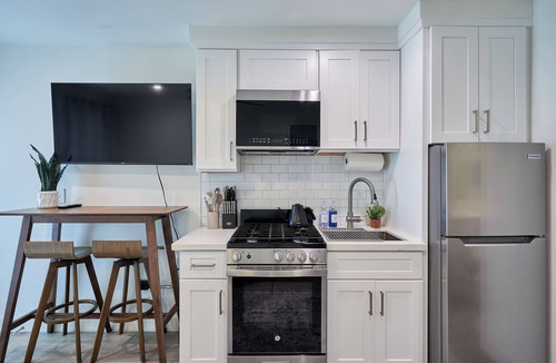 El Segundo Apartment | NEW! Modern Studio w/ Pool 5 mins from LAX & Beach- Monthly Stay Discount