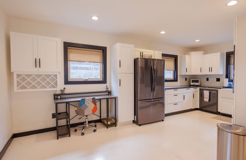 Mount Marion House | NEW Modern waterfront home close to Catskill mountains, fire pit, EV charging