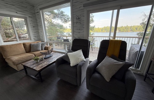 Minden Cottage | NEW Modern Waterfront Cottage with Hot tub/Sauna/AC Directly on the Lake!