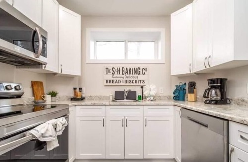 Whyte ave House | NEW - Mountain Chic Escape - Whyte Ave - Netflix - Clean!