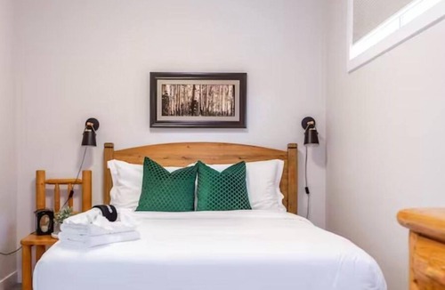 Whyte ave House | NEW - Mountain Chic Escape - Whyte Ave - Netflix - Clean!
