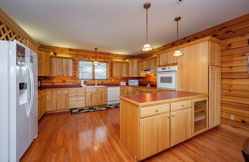 Mountainside House | New! Mountain-Chic Retreat Overlooking the Lake