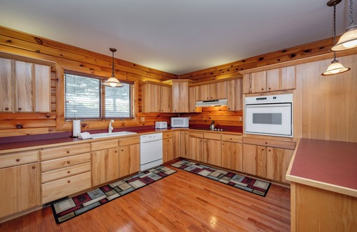 Mountainside House | New! Mountain-Chic Retreat Overlooking the Lake