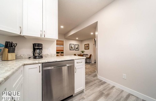 Old Strathcona Apartment | NEW, Mountain Chic Suite, Whyte Avenue, Netflix, WiFi, Sleeps 6