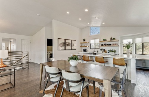 Sandy House | New! Mountain views and access! 4BR 3.5BA
