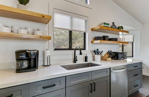 Sandy House | New! Mountain views and access! 4BR 3.5BA