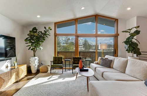 Sandy House | New! Mountain views and access! 4BR 3.5BA